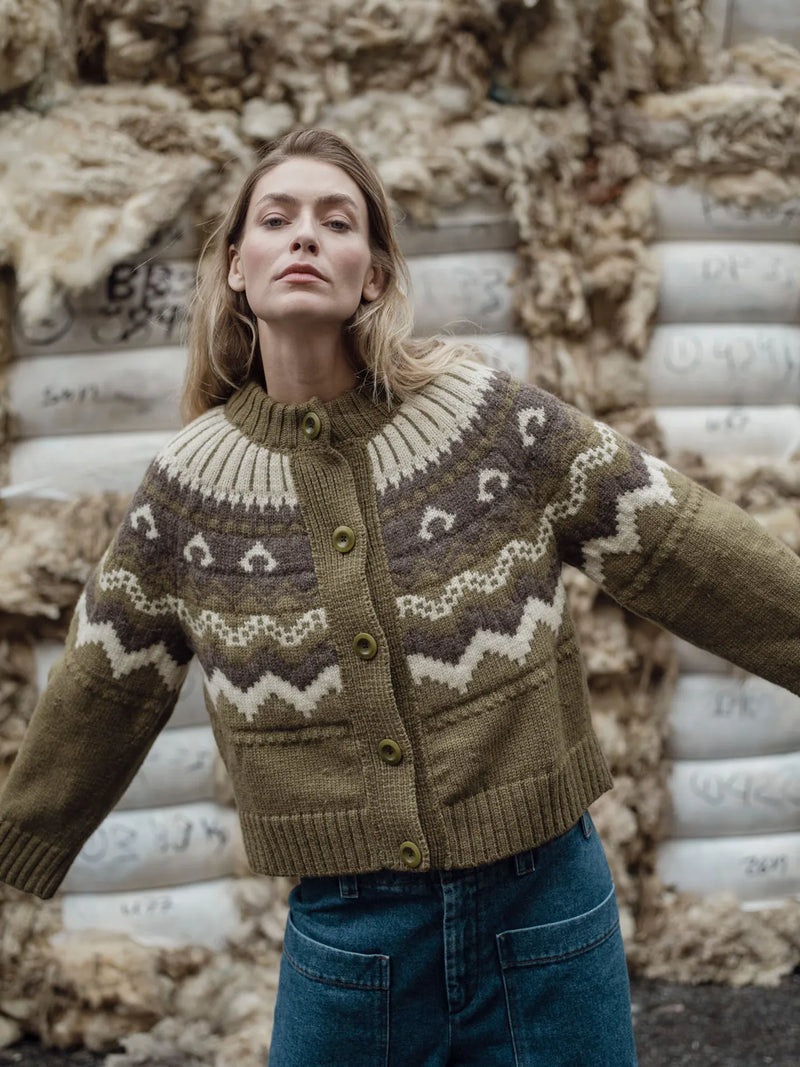 HERD FLEETWOOD CARDIGAN IN FOREST WITH ECRU & PEAT