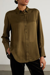 FRAME THE STANDARD SILK SHIRT IN MOSS