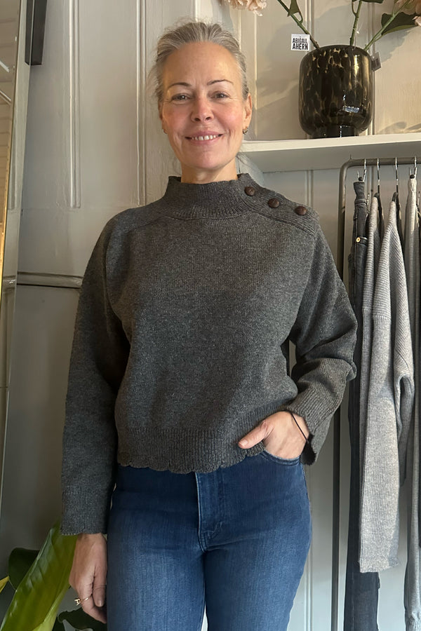 STUDIO WYLDER SCALLOPED EDGE SWEATER IN CHARCOAL